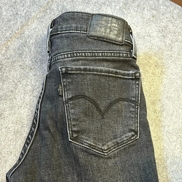 Levi's 711 Skinny  in Washed Black, Size 26. Great Leg Detail! - Picture 8 of 11